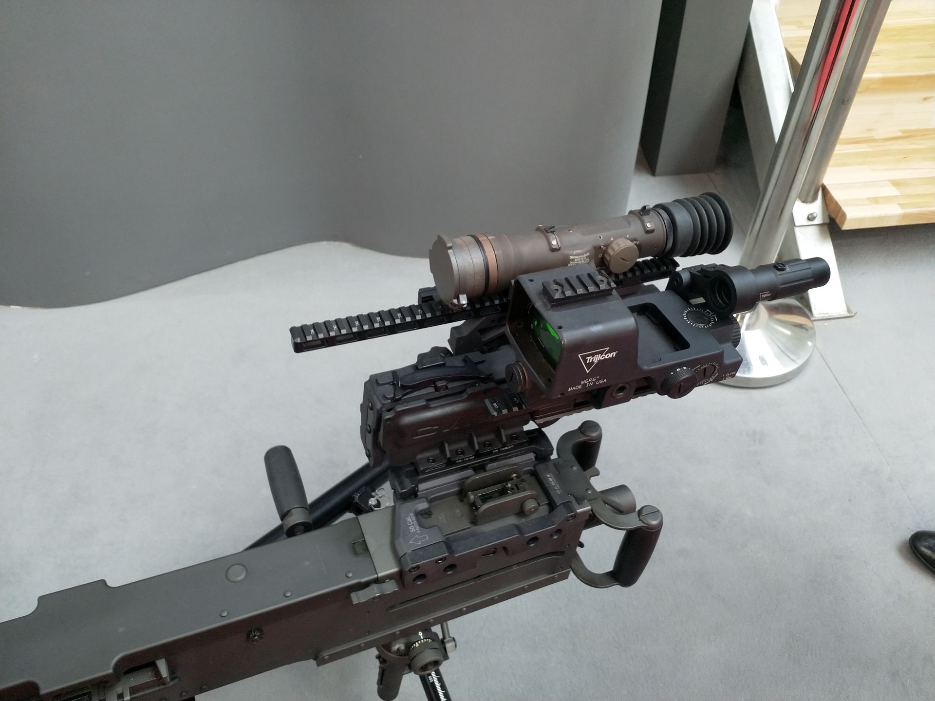 Wiekowy Browning M2 z celownikiem kolimatorowym i optycznym. 