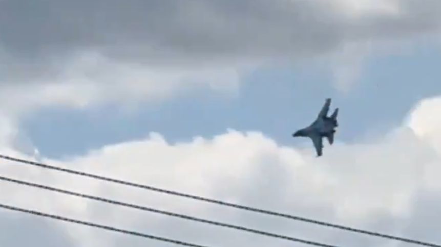 Ukraiński Su-27 nad obwodem kurskim w Rosji polujący na śmigłowce i drony.