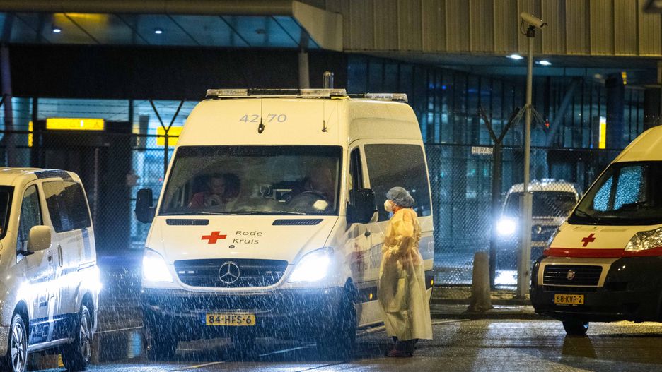 61 of 600 passengers returning from South Africa infected with coronavirus
epa09606301 Health workers of the Red Cross transport passengers infected with coronavirus returning from South Africa, for a quarantine in a hotel, in Schiphol, the Netherlands, 27 November 2021. Of the 600 people on the two KLM planes that returned from South Africa on Friday 26 November to Schiphol Airport, 61 people have been tested positive for the coronavirus.  A new, heavily mutated variant of coronavirus called Omikron or B.1.1.529 had been identified by scientists in South Africa. Dutch government on 26 November banned all travels from and to South Africa.  EPA/LAURENS BOSCH 
Dostawca: PAP/EPA.
LAURENS BOSCH