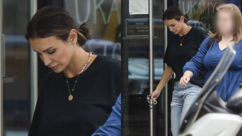 Sara Boruc gawędzi przez telefon za kierownicą mercedesa