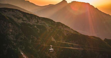 Odwiedź Tatry i weź udział w niezwykłym spektaklu natury! Na Kasprowym Wierchu czekają malownicze wschody i zachody słońca