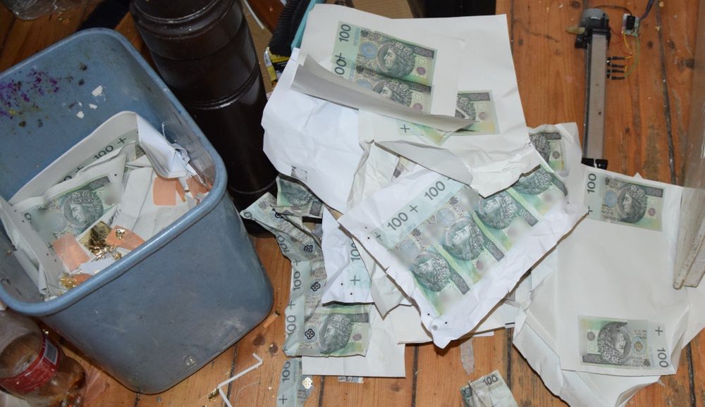 Zatrzymania na Bemowie: podrabianie banknotów i wprowadzanie ich do obiegu
