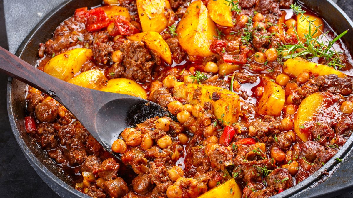 Chłopska patelnia – szybki obiad, który robię z jednego garnka