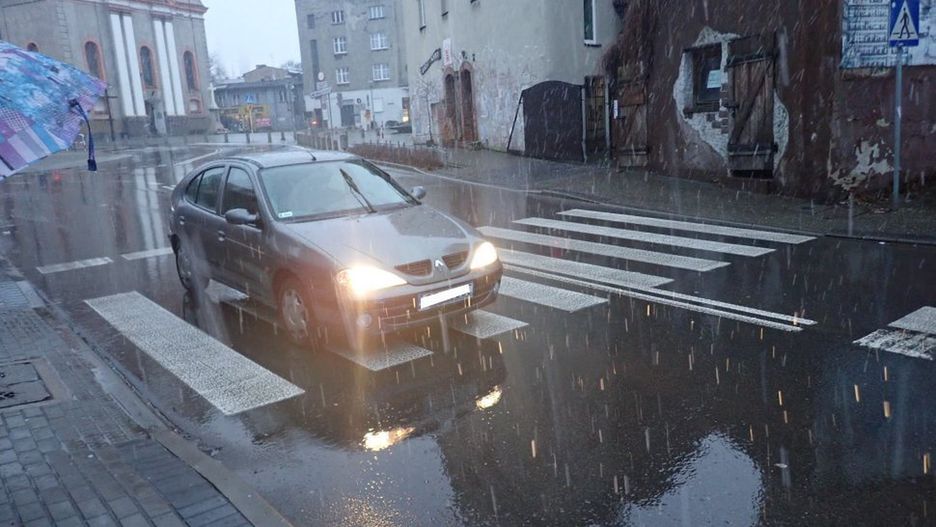 W Rybniku kierujący renault potrącił na przejściu dla pieszych dwie osoby.