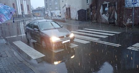Rybnik. Krok od tragedii. 86-latek potrącił na przejściu dla pieszych dwie osoby