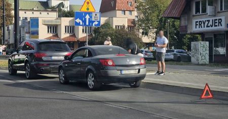 Kierująca renaultem uderzyła w tył audi, ale nie przyznawała się do winy. Uczestnicy kolizji czekali blisko 8 godzin na przyjazd policji