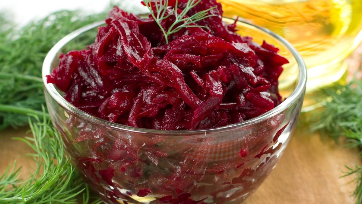 Starty burak dobrze komponuje się z jabłkiem i ogórkiem kiszonym