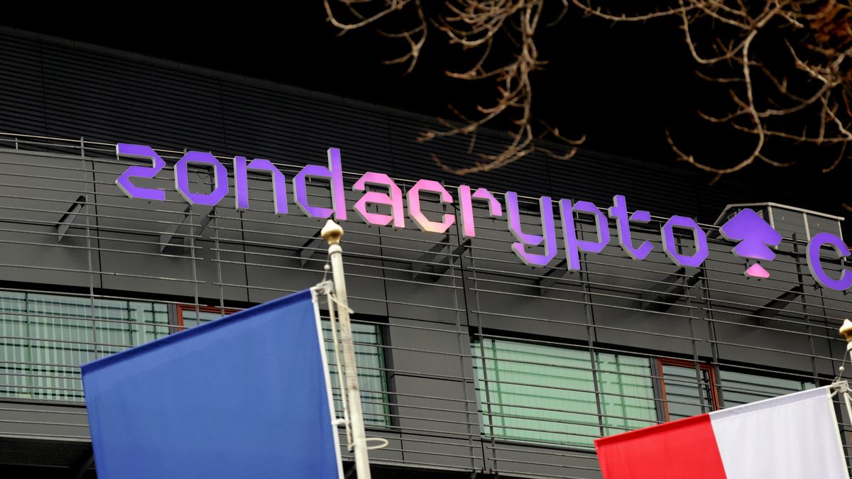 Napis Zondacrypto na budynku PKOL