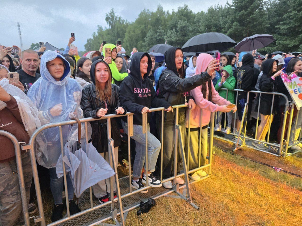 Istne szaleństwo mimo deszczu. Skolim i Baciary porwali publiczność nad zalewem w Rydzynie