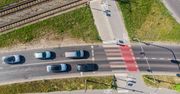 Inowrocław: Policja patroluje przejścia dla pieszych z powietrza. Drony rejestrują wykroczenia