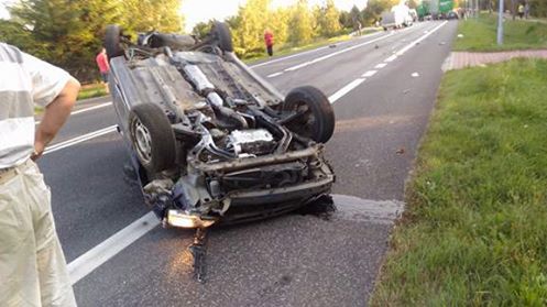 Groźne zderzenie w Ostrowcu. Osobówka zderzyła się z tirem. Kierowca Opla był pijany. Auto dachowało