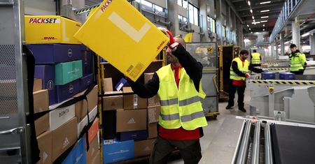 Niemiecka poczta szuka polskich listonoszy. Zarobki? Na start nawet 9 tys. zł na rękę
