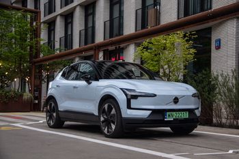 Volvo wzywa do serwisów ponad 40 tys. EX30 z powodu ryzyka pożaru baterii