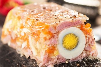 Zamiast kupować wędlinę na kanapki, robię salceson z jajkiem. Tak pyszny, że znika w mig