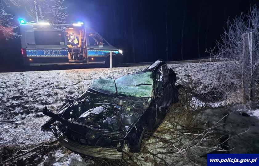 Olsztyn. 29-latek roztrzaskał auto o drzewa. Nie żyje