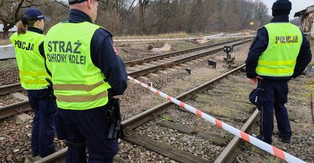 Przewody leżały koło torów. Jest komunikat policji
