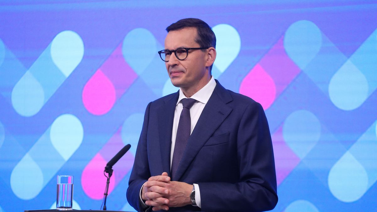 Bratysława, Słowacja, 26.06.2023. Premier RP Mateusz Morawiecki podczas konferencji prasowej po spotkaniu szefów rządów państw Grupy Wyszehradzkiej w Bratysławie, 26 bm. Omawiane na spotkaniu tematy to m.in. bezpieczeństwo w regionie, kwestie gospodarcze oraz wyzwania migracyjne. (mr) PAP/Albert Zawada