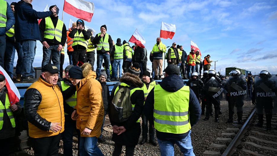 Medyka, 20.02.2024. Protest rolników na torach kolejowych przy przejściu granicznym z Ukrainą w Medyce, 20 bm. Rolnicy z całej Polski kontynuują protesty. Ich powodem jest m.in. niedawna decyzja Komisji Europejskiej o przedłużeniu bezcłowego handlu z Ukrainą do 2025 roku, a także sprzeciw wobec prowadzonej przez Unię Europejską polityki Zielonego Ładu. (sko) PAP/Darek Delmanowicz