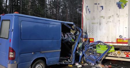 DK17. Bus wbił się w naczepę tira oczekującego w kolejce do przejścia granicznego. Jedna osoba nie żyje