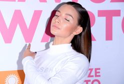 Julia Wieniawa topless. Zasłania się książką