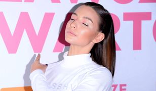 Julia Wieniawa topless. Zasłania się książką