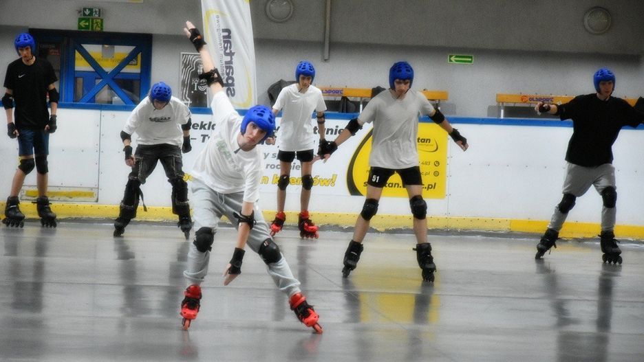 Wrocławscy uczniowie na WF jeżdżą na rolkach