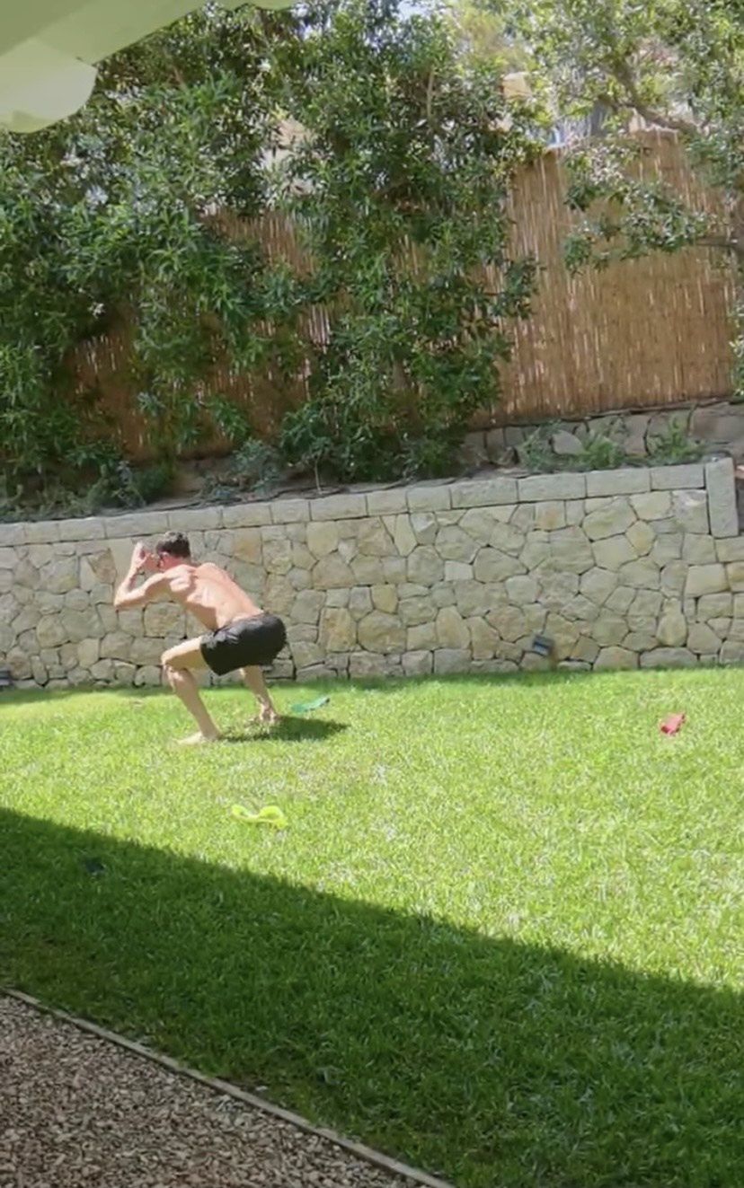 Skoczny jak żabka Robert Lewandowski robi trening na PLACU ZABAW