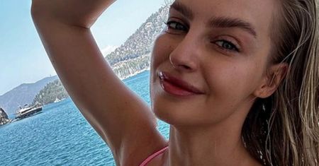 Pokazała się w czerwonym bikini. Wygląda jak bogini