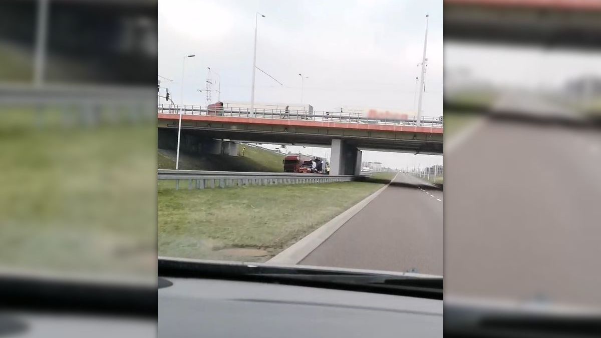 Zderzenie busa z ciężarówką na ul. Mełgiewskiej