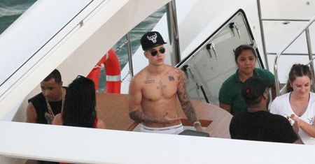 Bieber bez koszulki na jachcie!