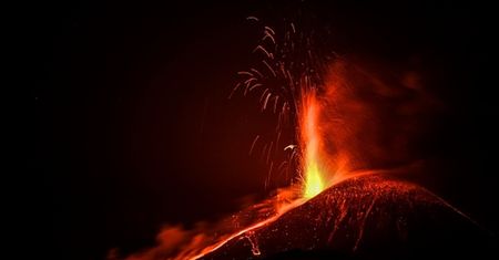 Czwarta erupcja wulkanu w 6 dni. Niezwykłe nagrania z Włoch