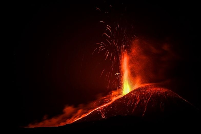 Czwarta erupcja wulkanu w 6 dni. Niezwykłe nagrania z Włoch