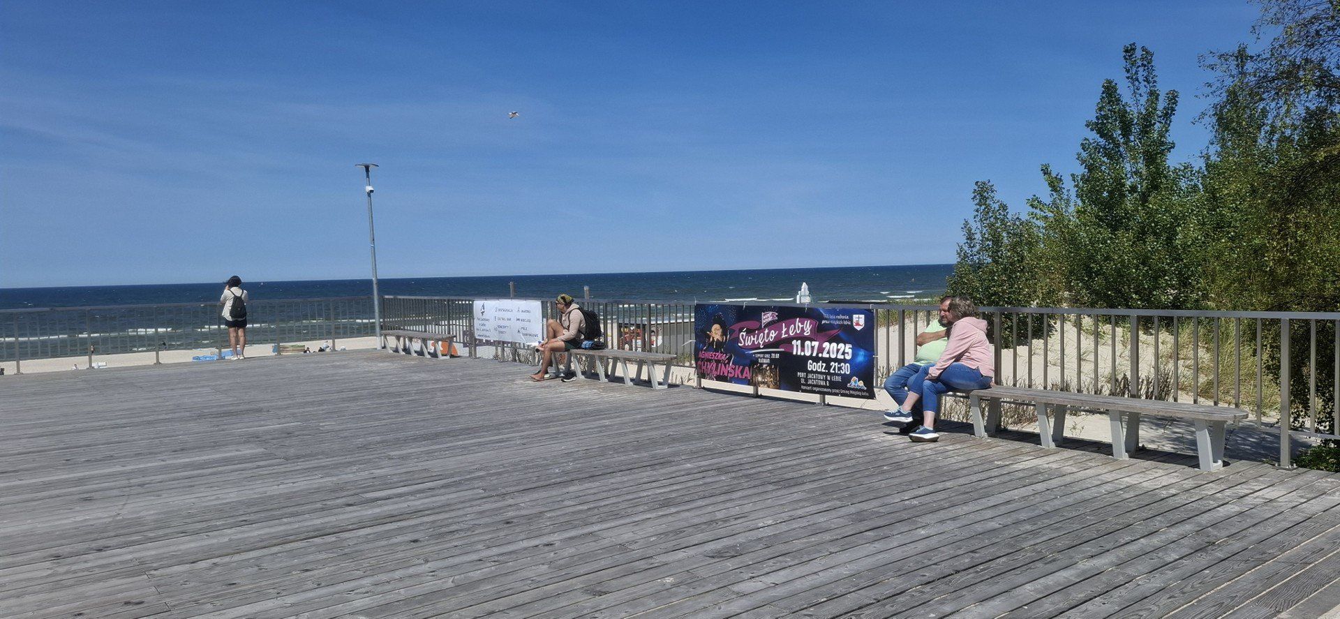 Turyści na plaży w Łebie