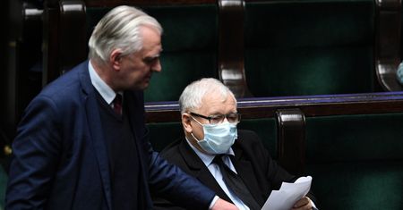 "Trójka" i Lista Przebojów z Kazikiem. Jarosław Gowin chce spotkania na temat sytuacji w TVP i Polskim Radiu
