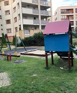 Zdewastowany plac zabaw w Ząbkach: mieszkańcy oburzeni