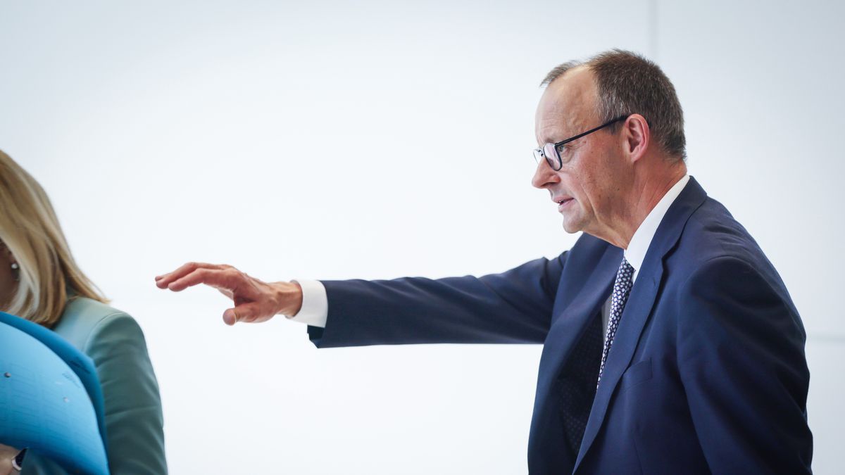Chairman of the Christian Democratic Union (CDU) party and faction Friedrich Merz arrives for a fraction meeting, in Berlin, Germany, 09 April 2025. The Christian Democratic Union (CDU), the Christian Social Union (CSU) and the Social Democratic Party (SPD) have successfully concluded coalition negotiations. EPA/HANNIBAL HANSCHKE Dostawca: PAP/EPA.
