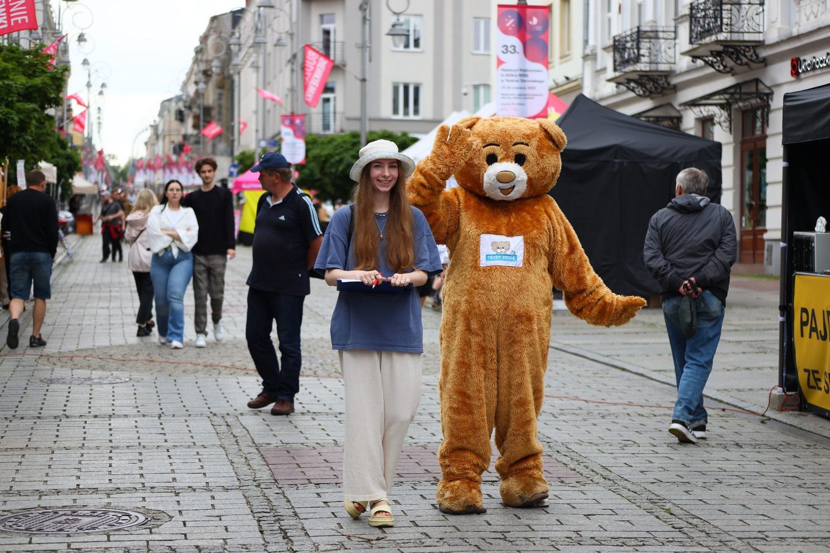 Sporym zainteresowaniem cieszył się również miś Teddy Eddie. Dzieciaki podchodziły, robiły sobie zdjęcia, zbijały piątki z misiem, czerpiąc radość z jego obecności