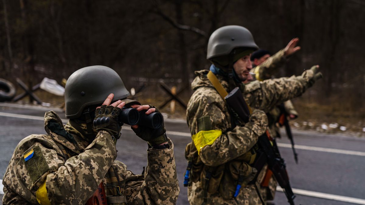 BROVARY, UKRAINE -- MARCH 8, 2022: Soldiers arrive to reinforce one of the final checkpoints before the frontlines where Ukrainian forces are battling invading Russian forces near Brovary, Ukraine, Tuesday, March 8, 2022. (MARCUS YAM / LOS ANGELES TIMES)