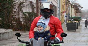 Szczecinek: MotoMikołaje spotkali się z mieszkańcami. Było głośno i wesoło