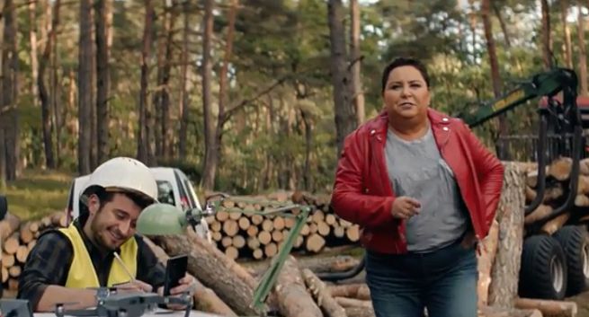 Dorota Wellman z geodetami w lesie reklamuje nielimitowany internet w Magenta Biznes od T-Mobile (wideo)