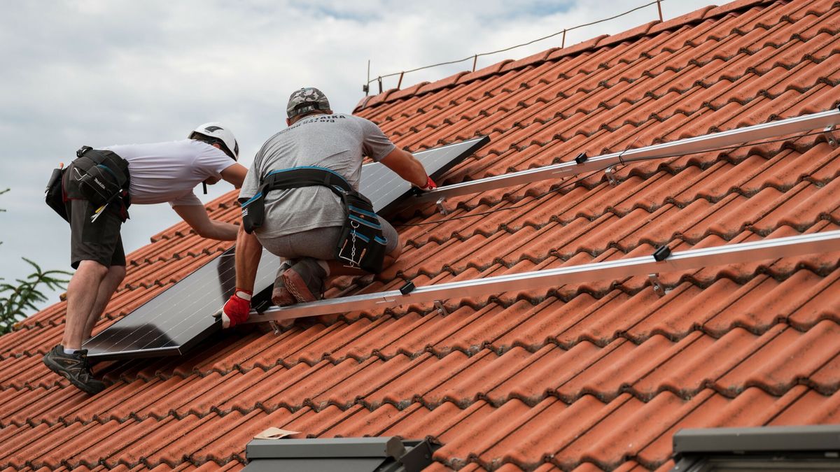 Monta? paneli fotowoltaicznych na dachu
28.06.2021 Tymowa , montaz instalacji fotowoltaicznej na dachu budynku jednorodzinnego n/z montaz paneli fot. P.Dziurman/REPORTER
DZIUREK1@WP.PL