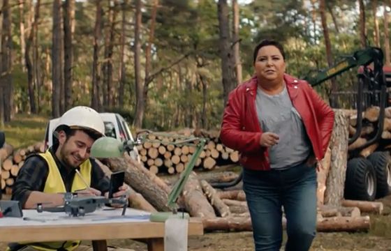 Dorota Wellman z geodetami w lesie reklamuje nielimitowany internet w Magenta Biznes od T-Mobile (wideo)