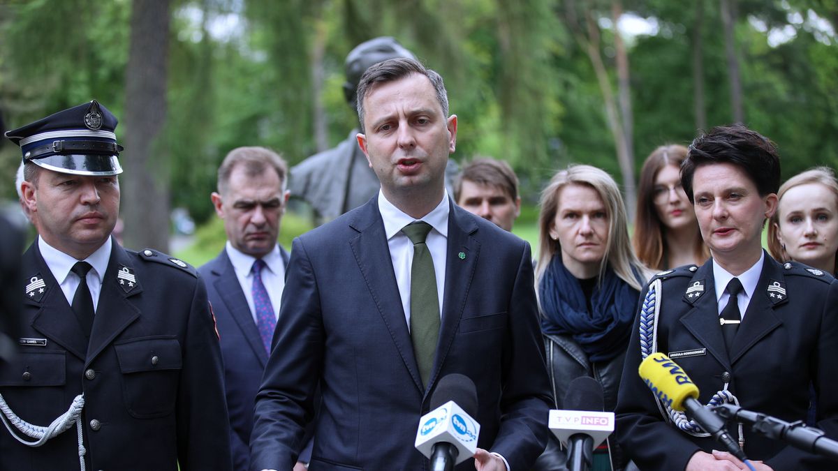 Kraków, 23.05.2021. Prezes PSL Władysław Kosiniak-Kamysz (C), prezes oddziału powiatowego ZOSP w Proszowicach Marcin Gaweł (L) i posłanka PSL Urszula Nowogórska (2P) podczas konferencji prasowej przy pomniku W. Witosa w Krakowie, 23 bm. Konferencja dot. propozycji programowych Koalicji Polskiej pt. Plan dla Polski. (aldg) PAP/Łukasz Gągulski