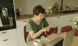 ZUS obniża limity od września. Emeryci mogą stracić część świadczenia