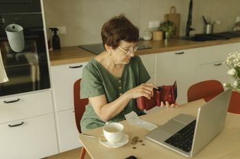 ZUS obniża limity od września. Emeryci mogą stracić część świadczenia