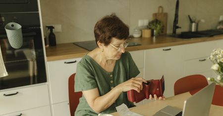 ZUS obniża limity od września. Emeryci mogą stracić część świadczenia