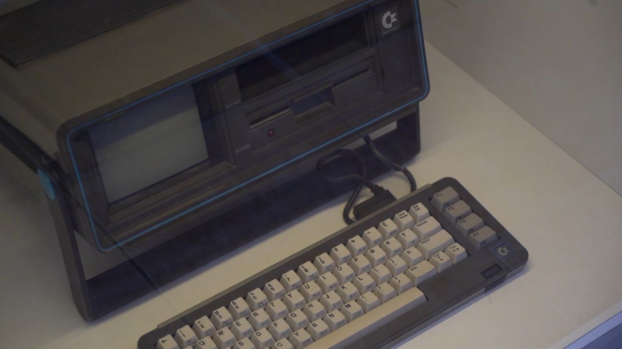 Commodore SX-64.