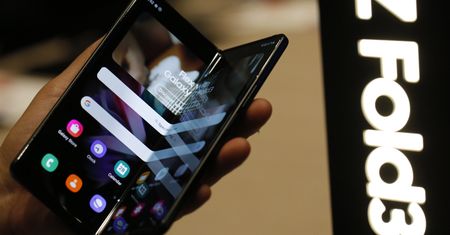 Ile osób kupiło składane smartfony? Samsung podał konkretne liczby