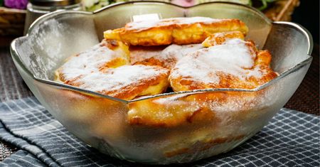 Babcia co roku robi na Wigilię racuchy. Sięgają po nie nie tylko dzieci