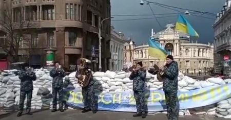 "Don't worry, be happy" na barykadach. Ukraińska orkiestra oczarowała świat